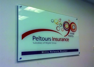 שילוט זכוכית עבור חברת פלתוס