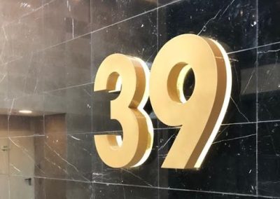 שלט לובי בבניין מגורים