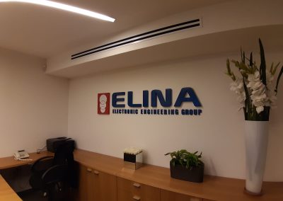 שלט ELINA מעל דלפק